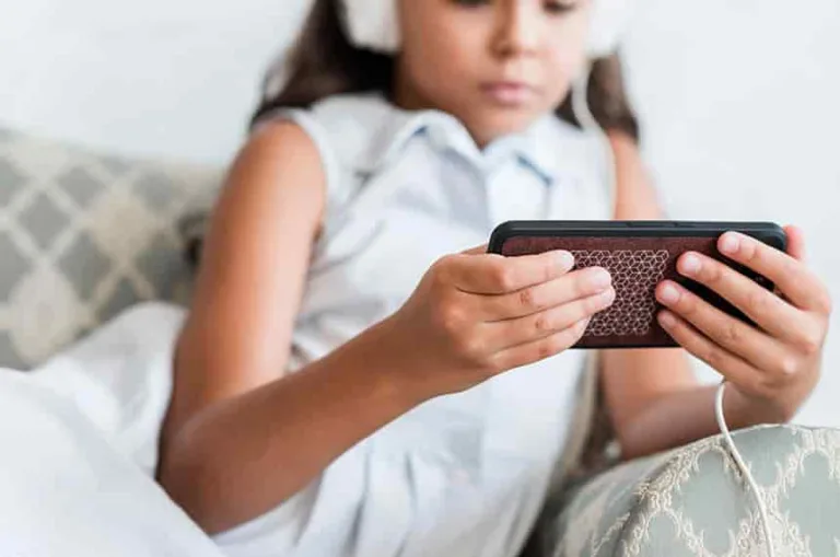 CCJ pode proibir conta em rede social para menores de 12 anos