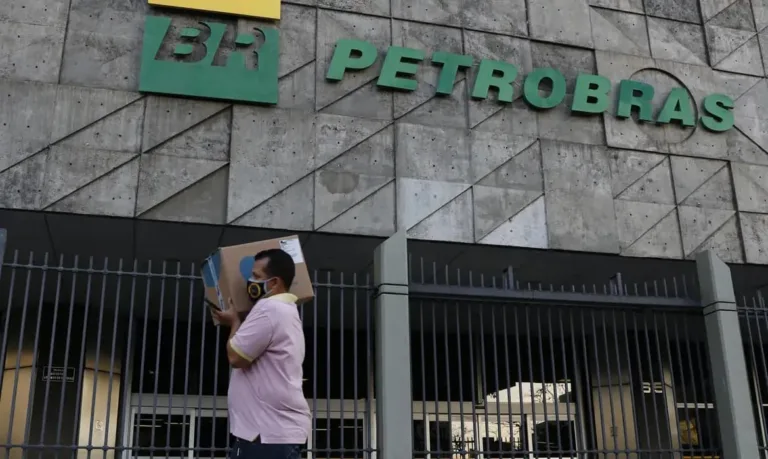Controladoria Geral da União constata que Petrobras vendeu refinaria abaixo do preço