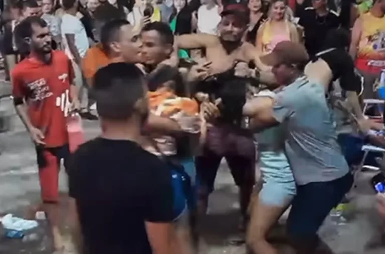 Mulheres trocam socos e puxões de cabelo em carnaval de Cruzeiro do Sul
