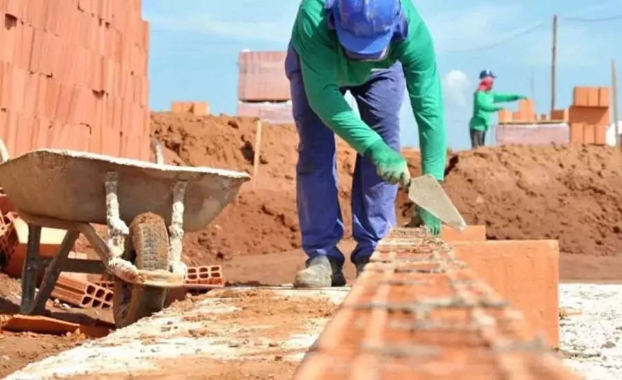 Setores da construção e serviços dominam expansão de emprego no Acre