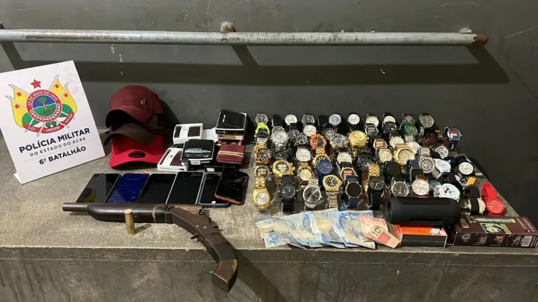 Homem é preso com quase 100 relógios roubados e arma de fogo no Juruá
