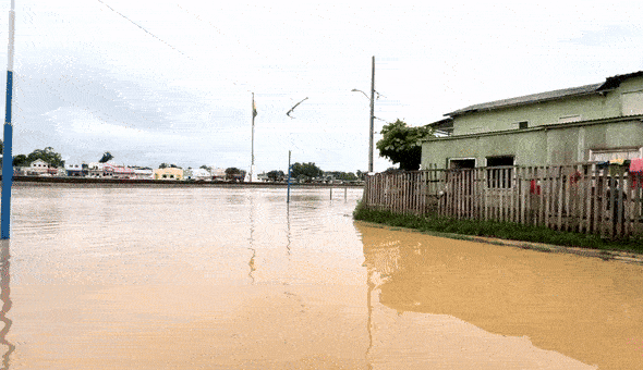 Cheia do Rio Acre já atinge primeira casa no bairro da Base, no centro de Rio Branco