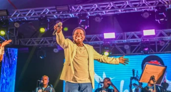 Neguinho da Beija-Flor interpreta grandes sucessos no encerramento do carnaval na Gameleira