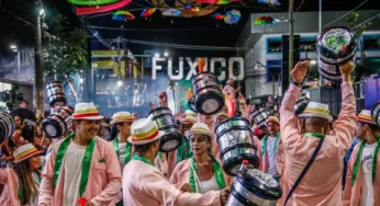 Unidos do Fuxico leva público ao delírio ao homenagear a cachaça na avenida