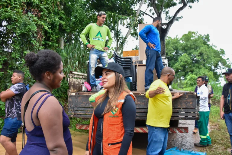 Fernanda Hassem lidera auxílio as famílias em áreas alagadas em Brasileia
