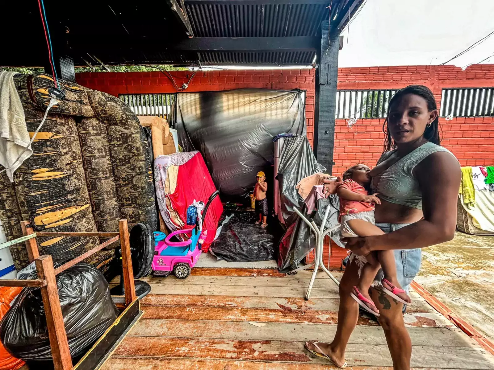 Falta de boxes faz abrigados perderem móveis na chuva: “não perdemos na  alagação para perder no abrigo” - ac24horas.com - Notícias do Acre