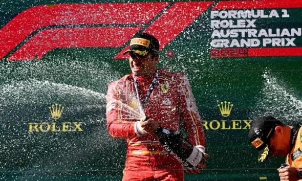 Carlos Sainz aproveita abandono de Verstappen e fatura GP da Austrália