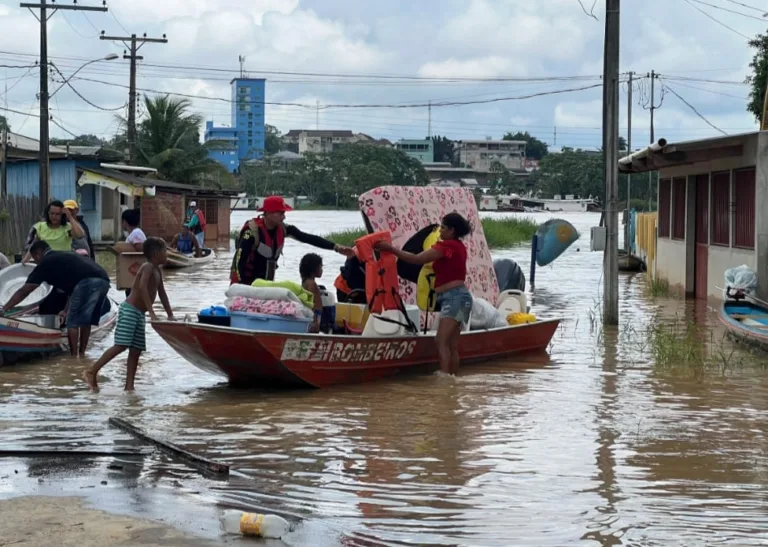 Rio Juruá alcança 14 metros e unidades de saúde estão alagadas