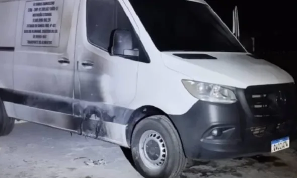 Veículo que  leva comida para presídio de Cruzeiro do Sul sofre tentativa de incêndio