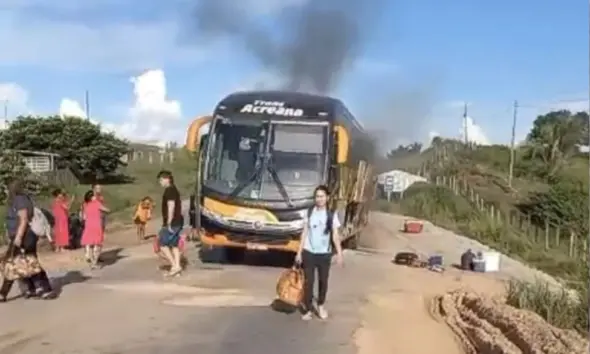 Ônibus que faz viagens entre Cruzeiro do Sul e Rio Branco apresentou princípio de incêndio