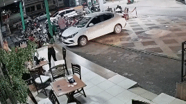 Vídeo mostra momento em que carro atropela funcionária e invade conveniência