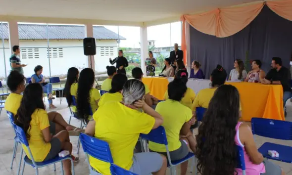 Detentas recebem diploma de conclusão de oficina de artesanato em Rio Branco