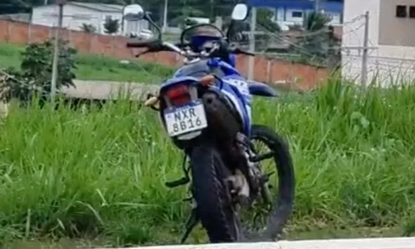 Motocicleta abandonada às margens da Estrada do Calafate desde domingo chama atenção