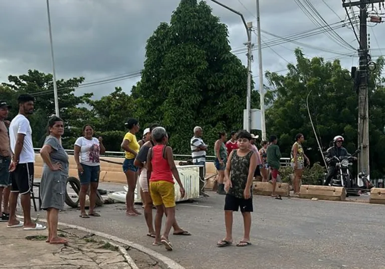 Moradores da Seis de Agosto interditam Amadeo Barbosa em protesto por religação de energia