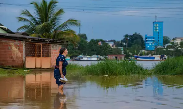 Rio Juruá chega aos 13,66 e já desabriga famílias em Cruzeiro do Sul