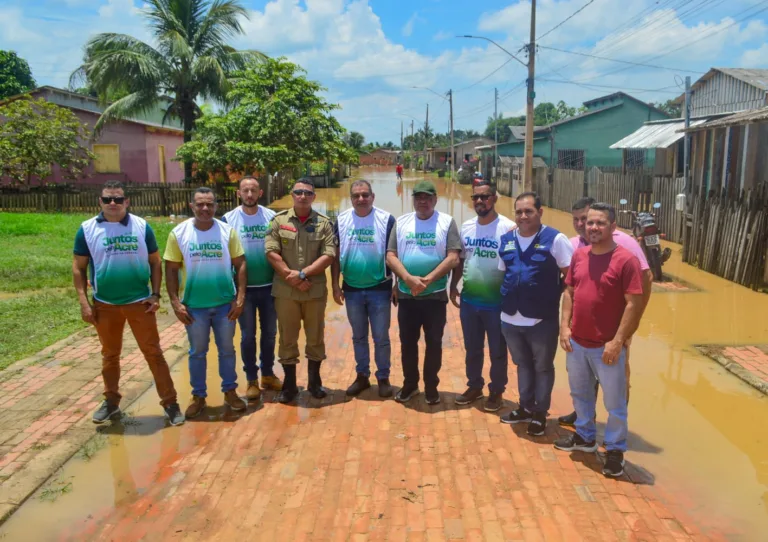 Mazinho recebe secretário da Indústria e vistoria bairros atingidas pela cheia do Rio Iaco