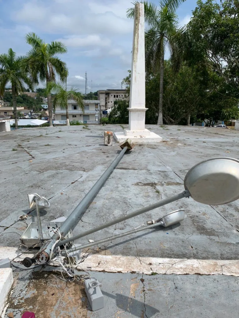 Vândalos danificam obelisco de 1920 para furtar fios no Acre