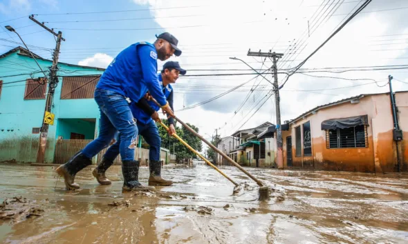 Remoção de entulhos e lama em Rio Branco deve levar mais 20 dias