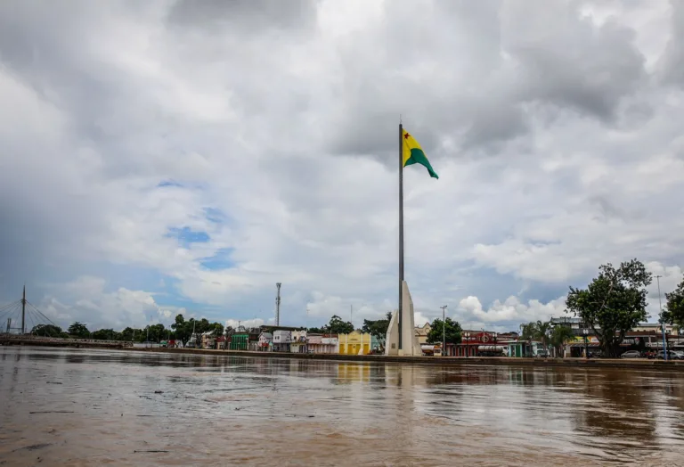Rio Acre retrai mais de meio metro em 12 horas e chega a 15,69 metros