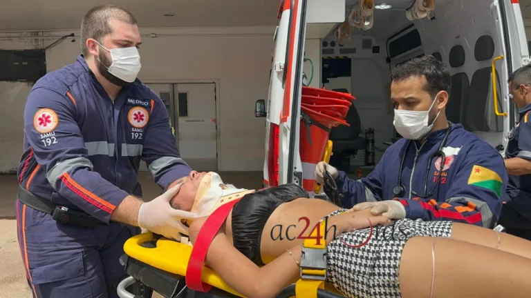 Colisão entre carro e moto deixa jovem gravemente ferida em avenida de Rio Branco