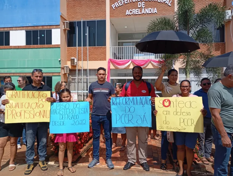 Servidores da Educação de Acrelândia fazem protesto por reformulação do PCCR da categoria
