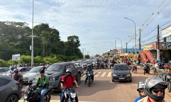 Moradores do Vila Acre fecham estrada AC-40 cobrando melhorias em vias públicas