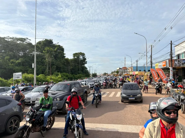 Moradores do Vila Acre fecham estrada AC-40 cobrando melhorias em vias públicas