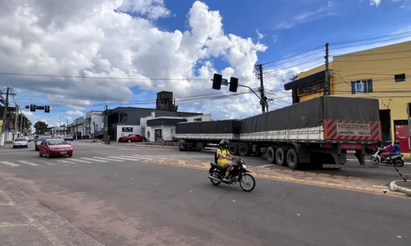 Carreta tem problema mecânico e deixa trânsito com grande congestionamento na Capital