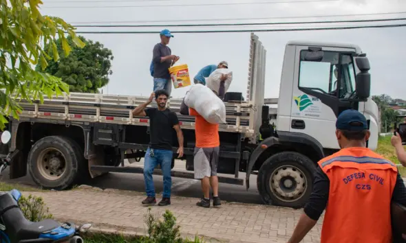Famílias que estavam em abrigos são levadas de volta para casa após vazante do Rio Juruá