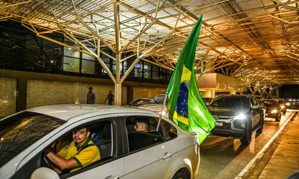 Apoiadores de Bolsonaro lotam aeroporto: “melhor presidente que o Brasil já teve”