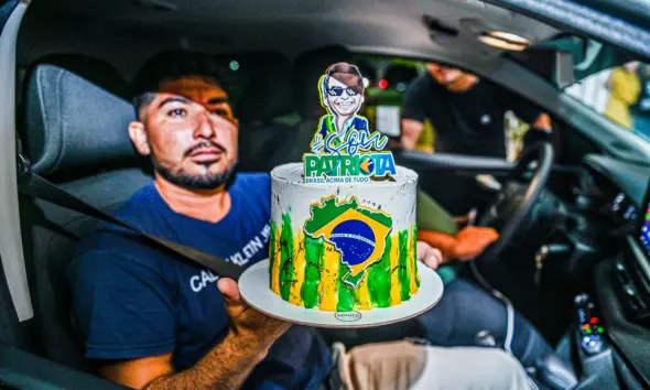 Acreanos levam bolo para comemorar aniversário de 69 anos do ex-presidente Bolsonaro