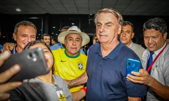 No dia em que completa 69 anos, Bolsonaro chega ao Acre, é recebido por Bocalom e multidão de apoiadores