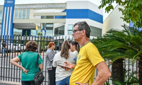 Fãs aguardam mais de uma hora na esperança de encontrar Bolsonaro na saída da FIEAC