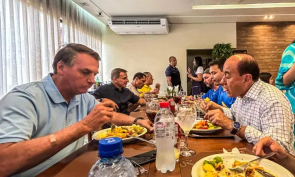 Bolsonaro almoça moqueca de pirarucu e panceta de porco: “não precisa pagar”, diz apoiadora dona de restaurante