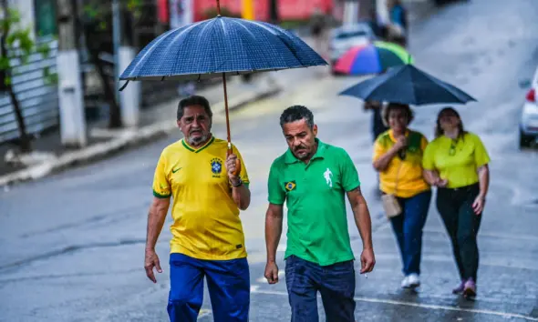 Apoiadores de Bolsonaro saem frustrados da Praça da Revolução após cancelamento de evento