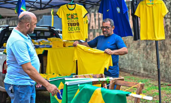 Ambulantes aproveitam evento para vender bandeiras e camisas de Bolsonaro