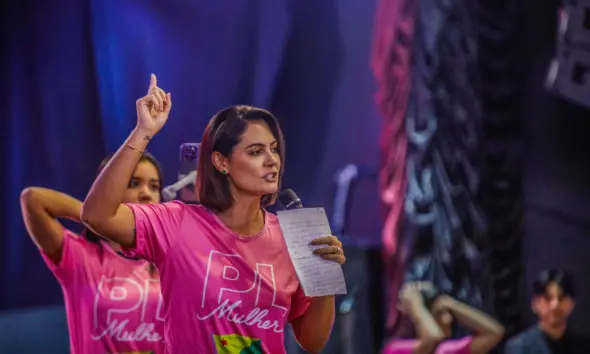 Michelle incentiva mulheres entrar na política e destaca que Bolsonaro resgatou o amor à pátria