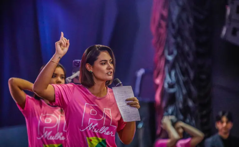 Michelle incentiva mulheres entrar na política e destaca que Bolsonaro resgatou o amor à pátria