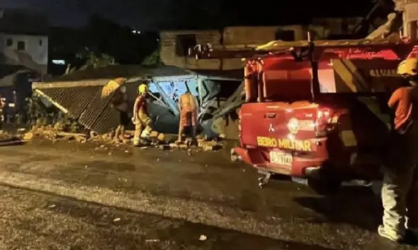 Chuva causa estragos em Cruzeiro do Sul e casa desaba