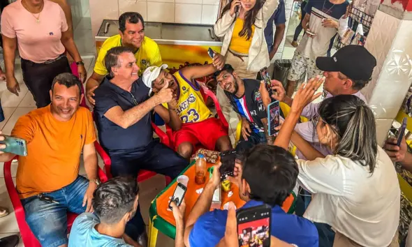 Bolsonaro visita lanchonete no Quinari e recusa amendoim: “preciso disso não, pô”
