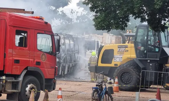 Veículos pegam fogo e ficam totalmente destruídos na sede da Semsur em Rio Branco