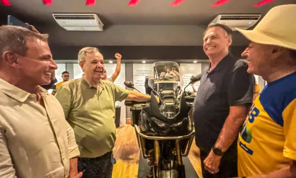 Bolsonaro visita Star Motos e reencontra motocicleta que usou para cruzar ponte em 2021