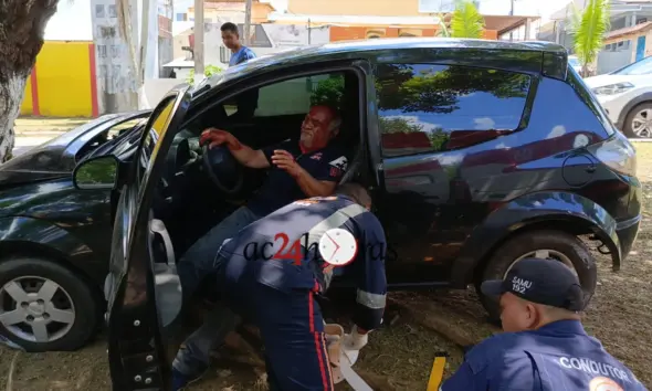 Idoso perde controle do carro após falha nos freios e colide com árvore em Rio Branco