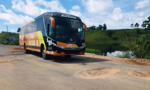Trans Acreana diz que chamas em ônibus começaram por superaquecimento nos freios devido condições da pista