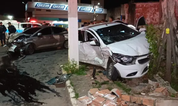 Grave acidente envolvendo dois veículos deixa quatro pessoas feridas em Rio Branco