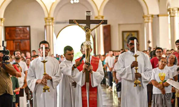 Milhares de católicos celebram a Paixão de Cristo na Catedral de Rio Branco