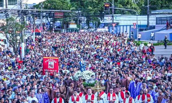 Milhares de fiéis participam da procissão da Via Sacra em Rio Branco