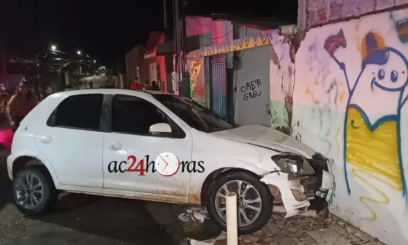 Colisão entre carro e muro deixa motorista e duas crianças feridas em Rio Branco