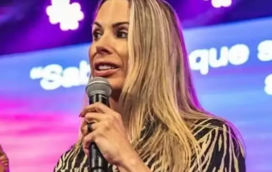 Ex-Feiticeira, Joana Prado ‘prega’ em igreja nos EUA e se emociona ao citar ‘mulher impura’; vídeo