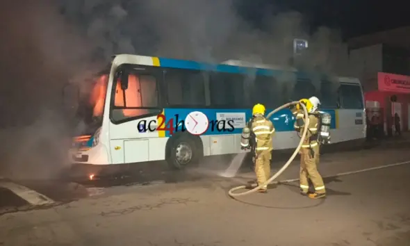 Pane elétrica causa incêndio e destrói parte de ônibus do transporte coletivo